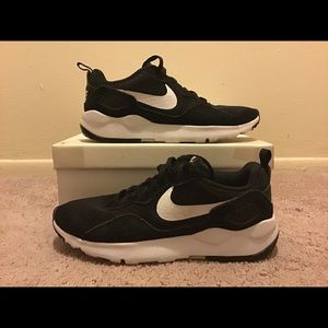 Women’s Nike sneakers / athletic shoe- US Size 7.5